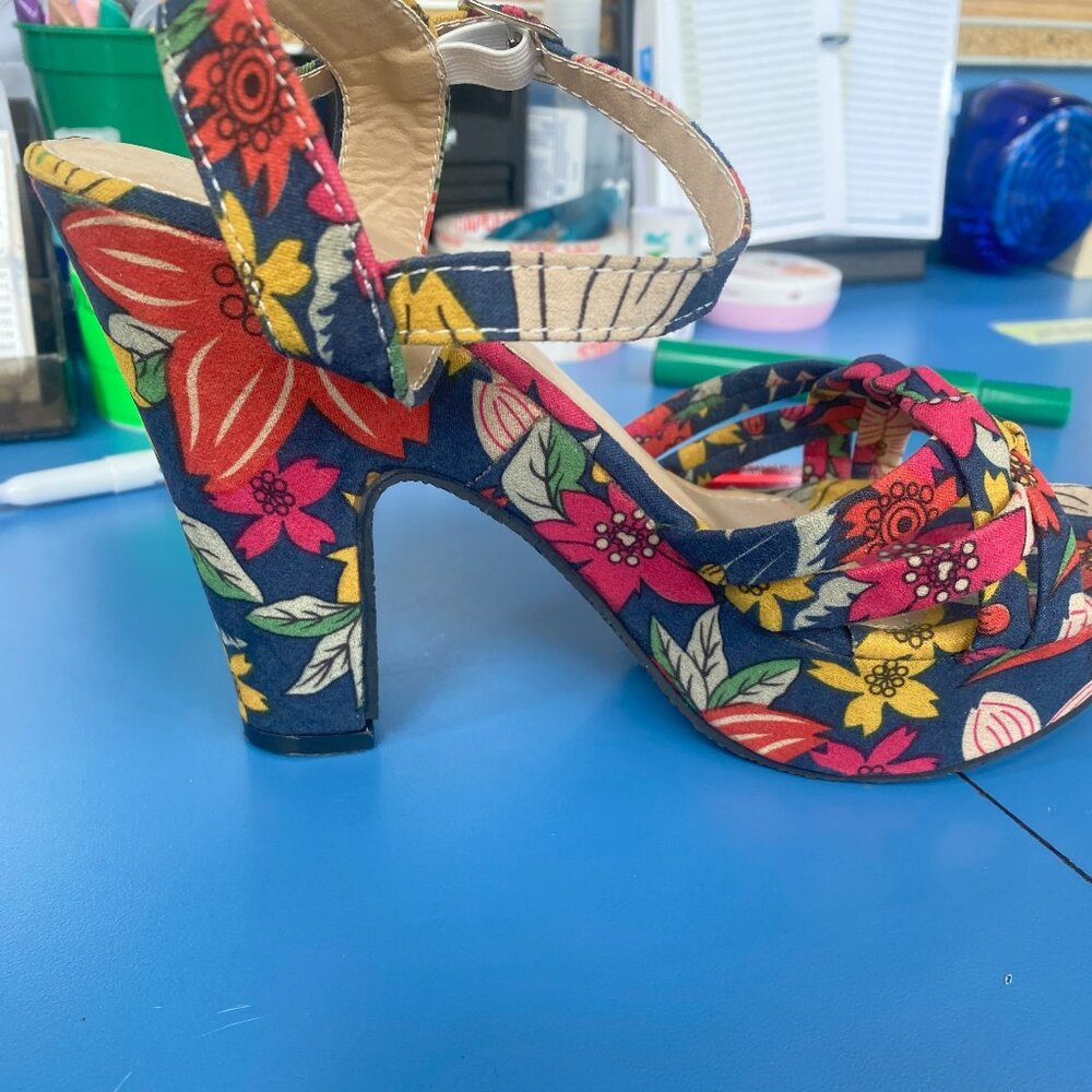 Flowery Platform Sandals, Size 7 - Picture 5 of 5